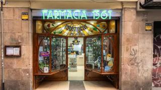 El centro de Barcelona esconde la farmacia más antigua de la ciudad: una joya modernista famosa por su vidriera