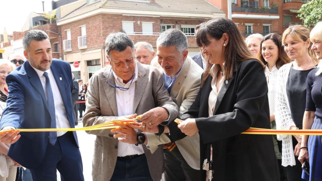 El conseller de Empresa y Trabajo, Miquel Sàmper; la alcaldesa de Gavà, Gemma Badia, y el presidente de la Cooperativa Agropecuària de Gavà, Josep Pañella, en la 70 Fira d'Espàrrecs de Gavà