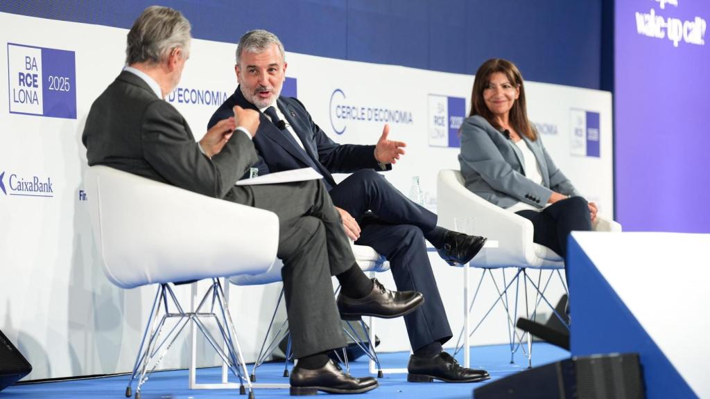 El alcalde de Barcelona, Jaume Collboni, entre Miguel Trias y Anne Hidalgo en el Círculo de Economía