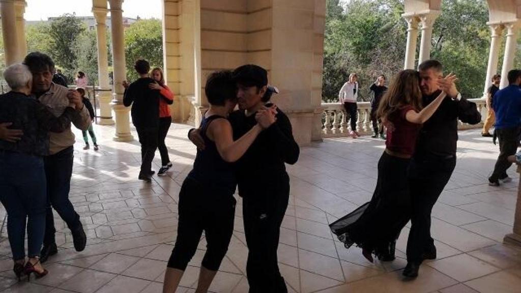 Personas bailando en el Parc de la Ciutadella