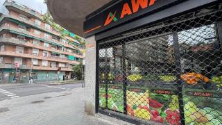 Sant Adrià de Besòs se llena de salones de uñas, fruterías y bazares: 18 negocios en cuatro calles