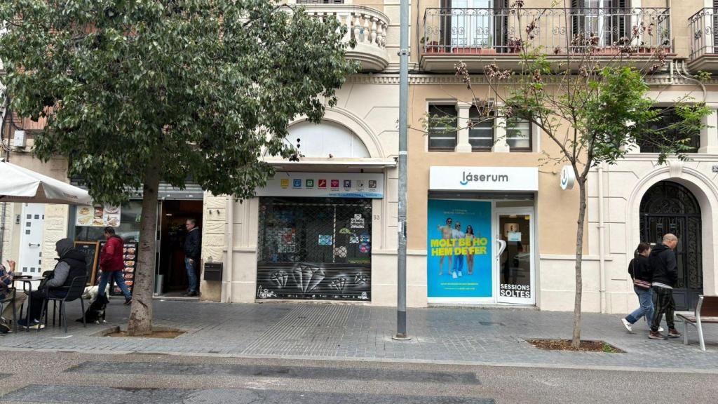 Una tienda de reparación de móviles en la avenida Catalunya de Sant Adrià