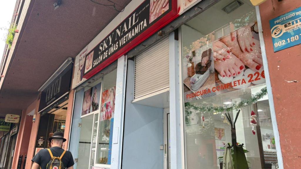 Un salón de uñas en la avenida Catalunya de Sant Adrià