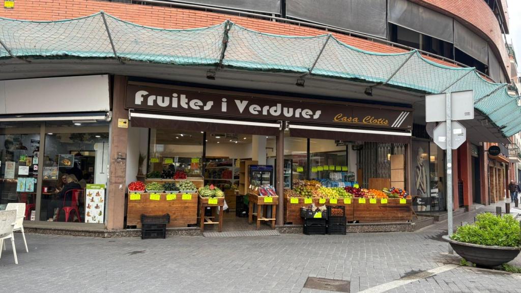 Una frutería en la avenida Catalunya de Sant Adrià