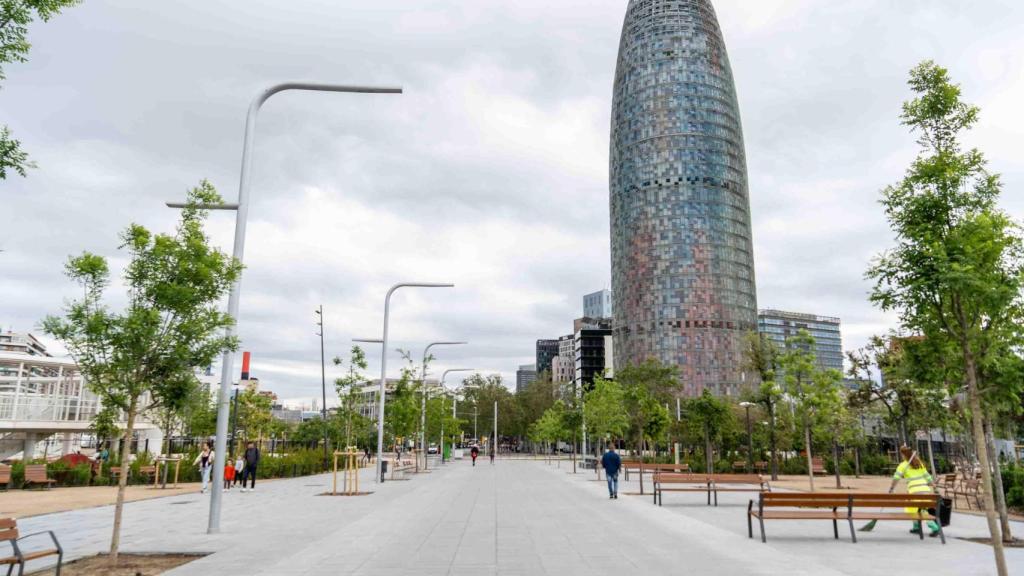 La torre Agbar vista desde la plaza de les Glòries