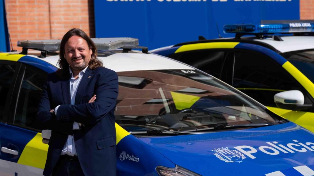 Salva Tovar en el exterior de la comisaría de la Policía Local de Santa Coloma durante su entrevista con Metrópoli