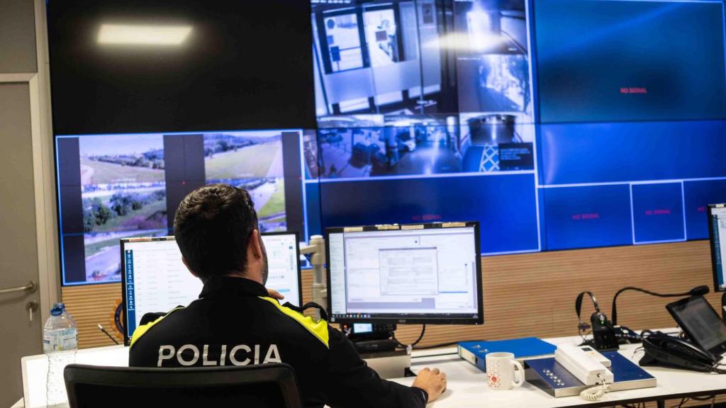Un agente de la Policía Local en la comisaría de Santa Coloma
