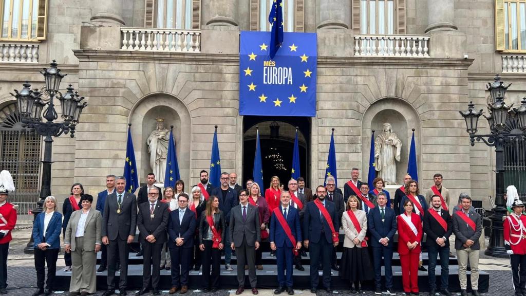 El presidente de la Generalitat, Salvador Illa; el alcalde de Barcelona, Jaume Collboni, la presidenta de la ACM, Meritxell Budó, y el presidente de la FMC,, David Bote, en el acto por el Día de Europa en la plaza Sant Jaume de Barcelona