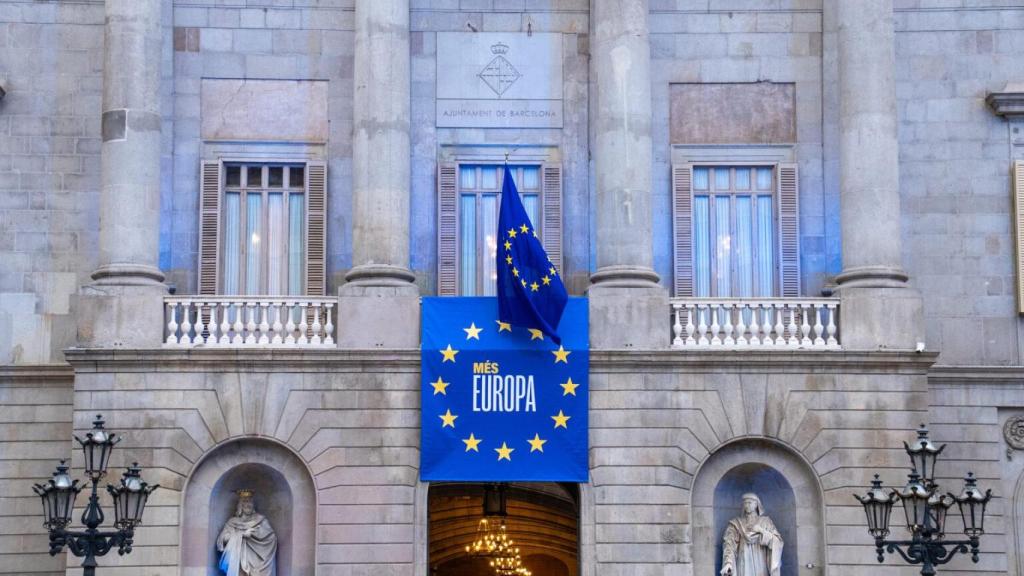 Fachada del Ayuntamiento de Barcelona el día de Europa