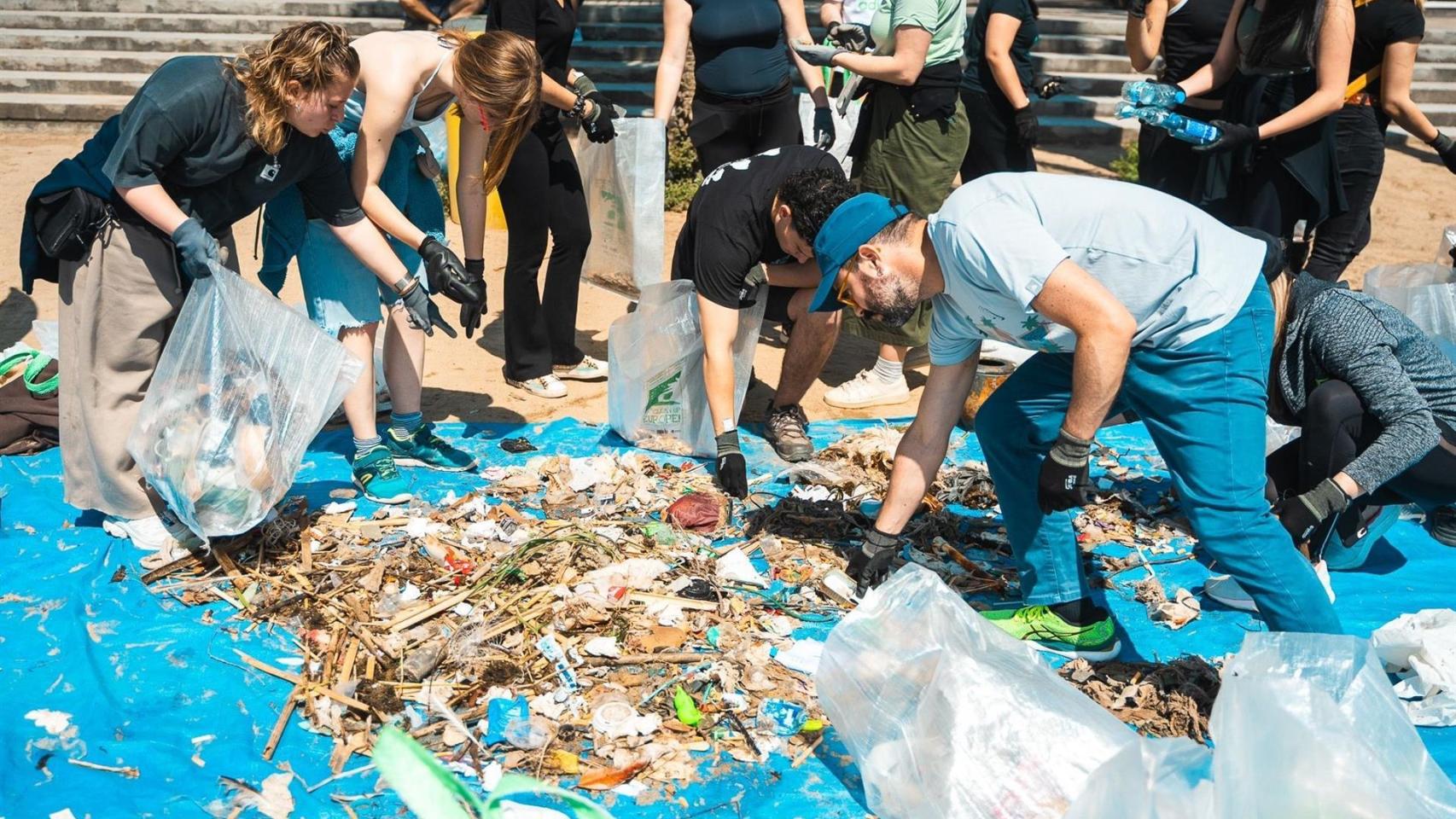 Éxito en la limpieza de la playa del Somorrostro de Barcelona en una batida anterior
