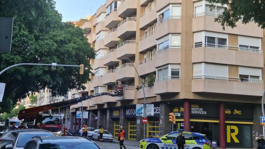 Bomberos y Guardia Urbana han acudido al lugar del accidente, Travessera de Les Corts