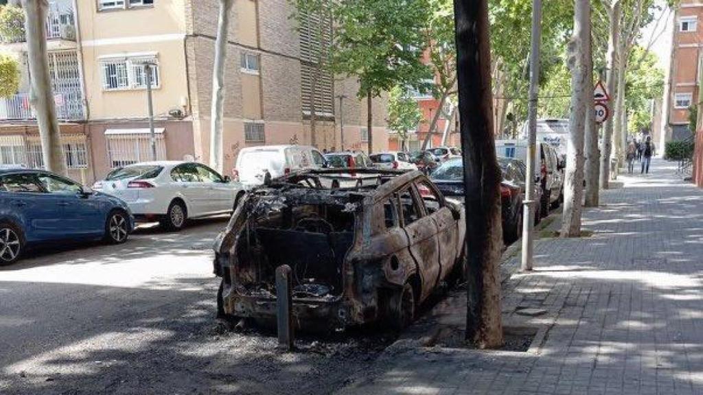 Coche calcinado en la calle Progrés de Badalona