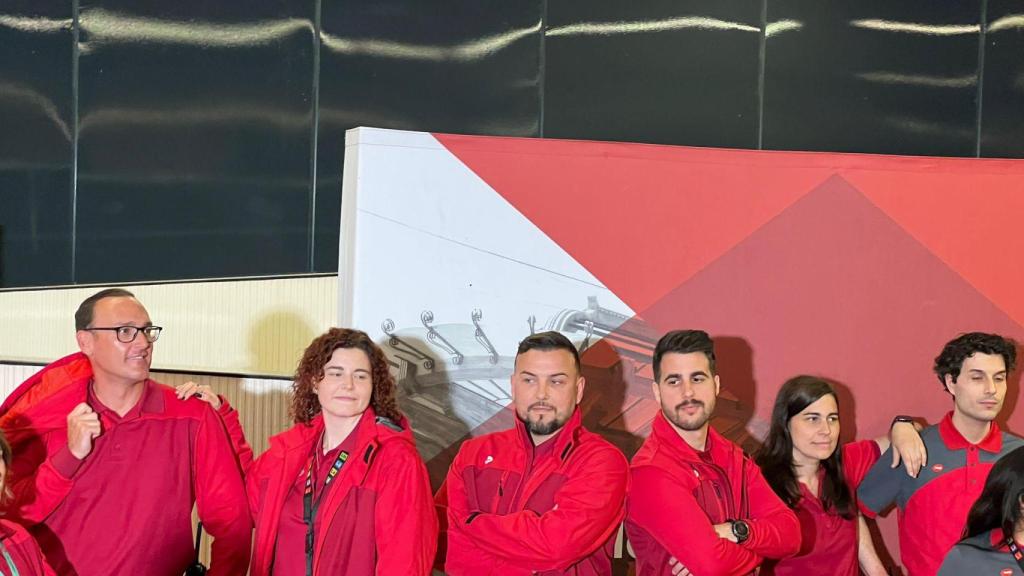 Varios trabajadores del metro de Barcelona con el nuevo uniforme