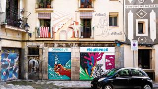 El centro de Barcelona conserva un llamativo anuncio de los años 20: un "monumento" que esconde una trágica historia