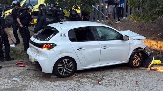 El coche tras el atropello múltiple en Cornellà