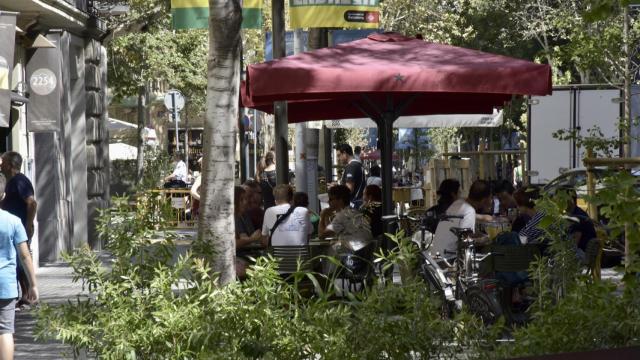 Una terraza de un bar en la calle Consell de Cent de Barcelona