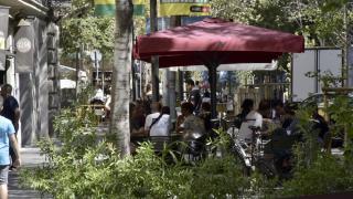Una terraza de un bar en la calle Consell de Cent de Barcelona