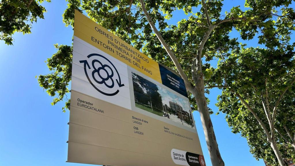 Cartel de las obras de reurbanización de los alrededores de la Torre del Fang