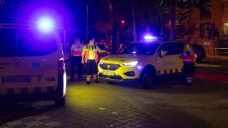 Vehículos de los servicios sanitarios tras el atropello en Cornellà