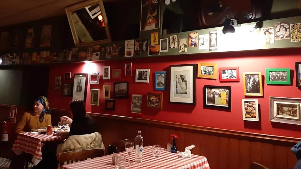 Interior del restaurant Bar La Plata, al Gòtic