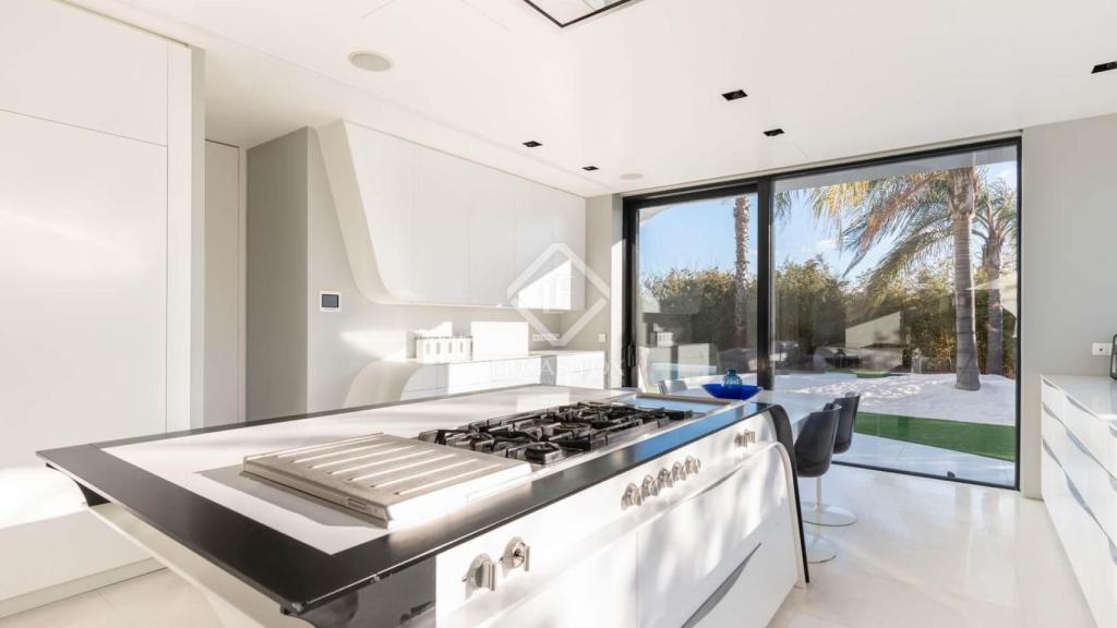 Imagen de la impresionante cocina en la casa de Víctor Valdés