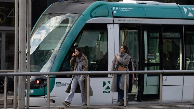 Varias personas salen de un tranvía, a 13 de diciembre de 2024, en Barcelona
