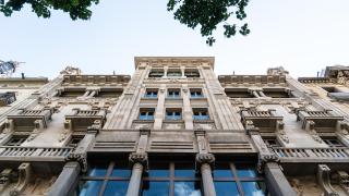 La Casa Heribert Pons de Barcelona busca inquilino para sus bajos tras ‘echar’ al supermercado ilegal