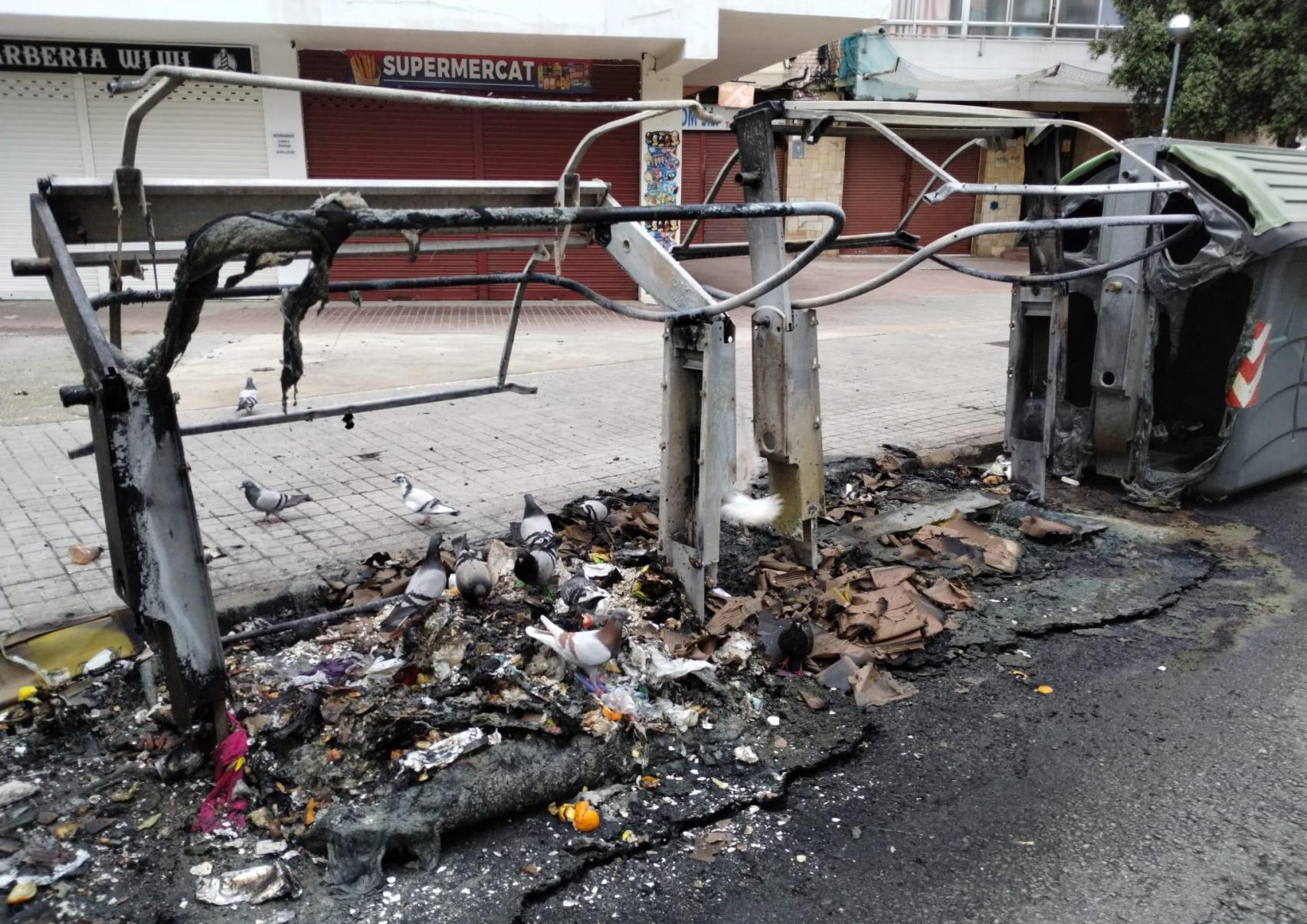 Batería de contenedores quemados en Viladecans
