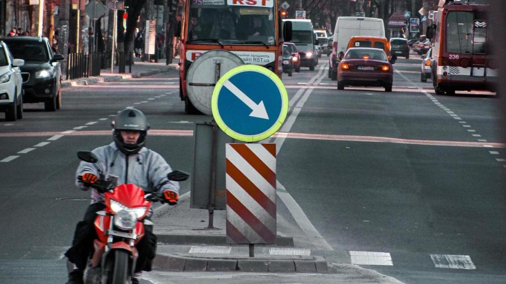 Circulació de cotxes i motos en un carrer