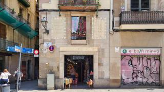 El negocio del Born que conserva el 'alma de mercado' que tuvo el barrio en el S.XX: ahora es una tienda de 'espardenyes'