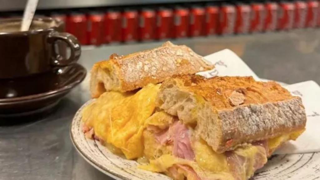 Bocadillo de tortilla de jamón y queso de Dole Café