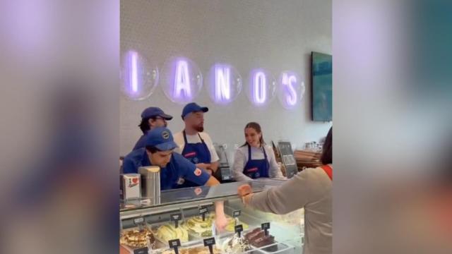 Ibai y Young Miko en una heladería de Barcelona