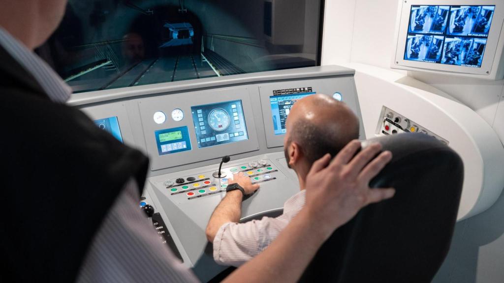 Un conductor prueba el simulador de Barcelona