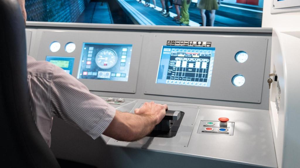 Un conductor de metro prueba el simulador de plaza de Catalunya