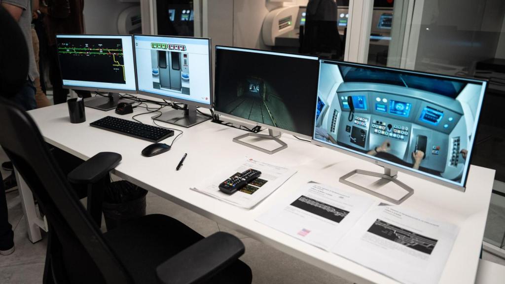 Zona de telecomandos de transito de la sala de simuladores del metro de Barcelona