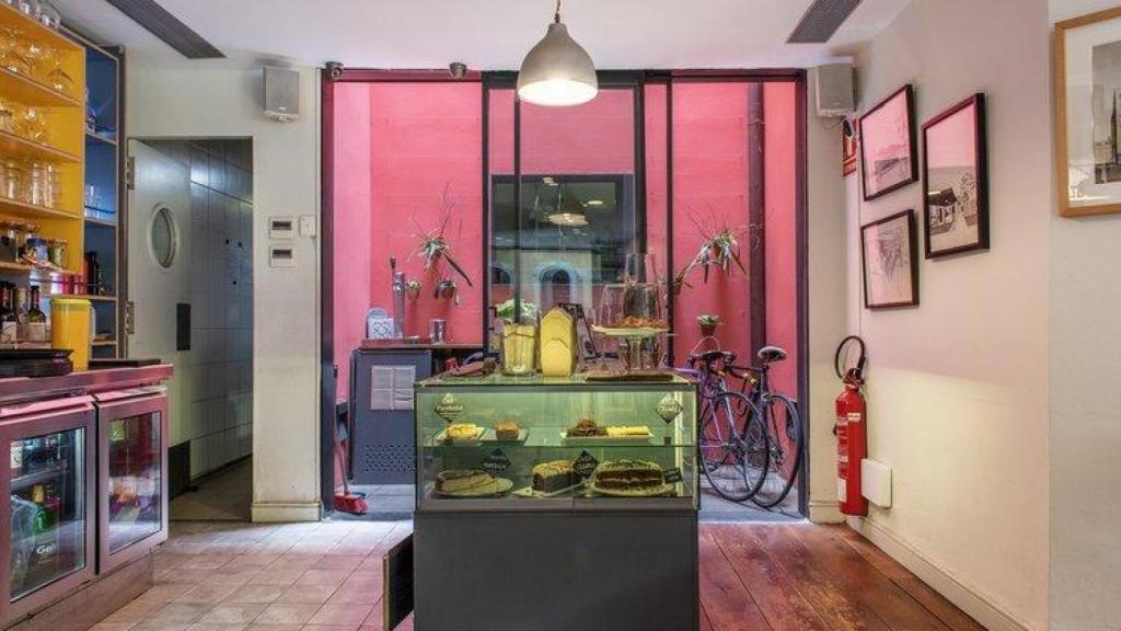 Vitrina de la cafetería Federal del barrio de Sant Antoni