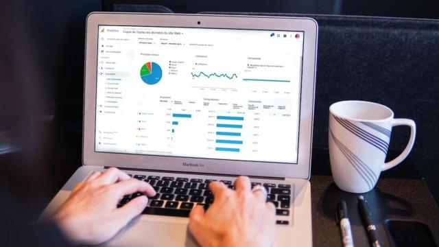 portatil con Google Business Analytics