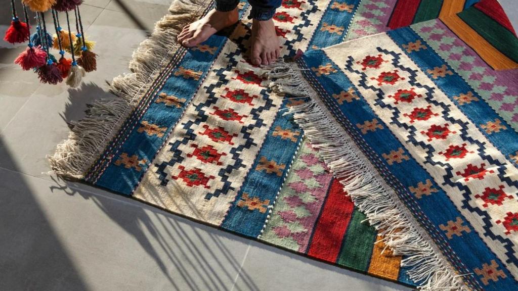 Hombre descalzo sobre una alfombra