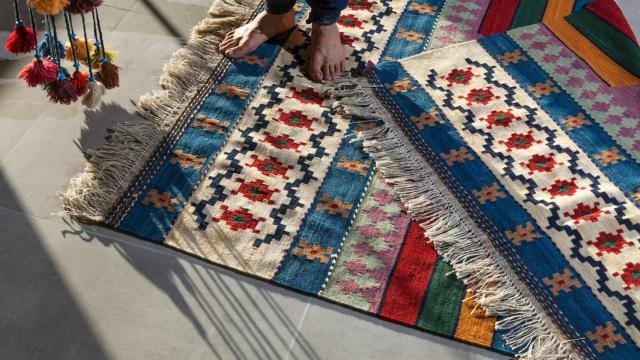 Hombre descalzo sobre una alfombra