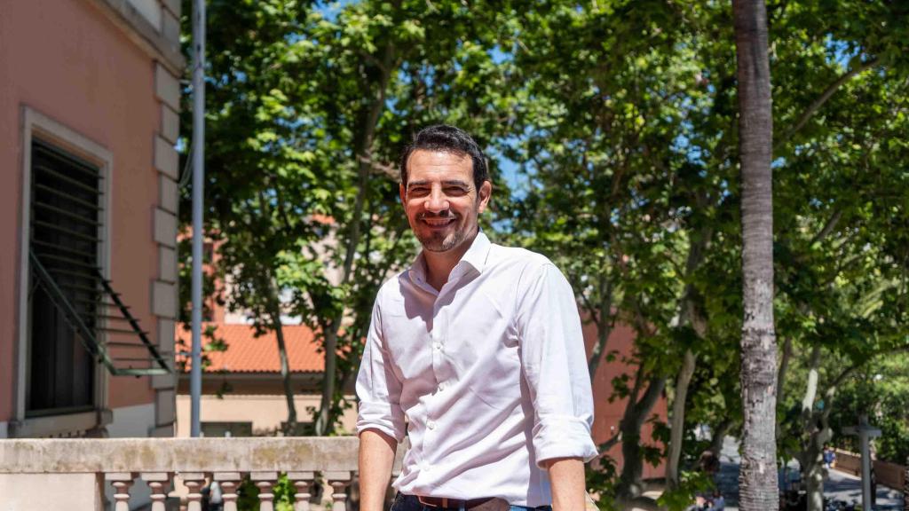 Manu Reyes durante una entrevista con Metrópoli