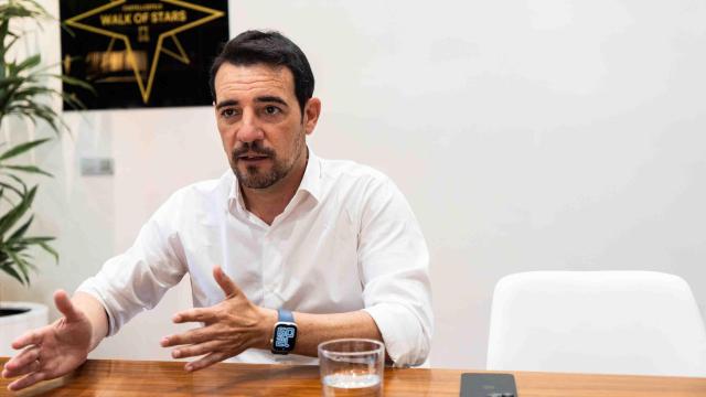 El alcalde de Castelldefels, Manu Reyes, durante una entrevista con Metrópoli