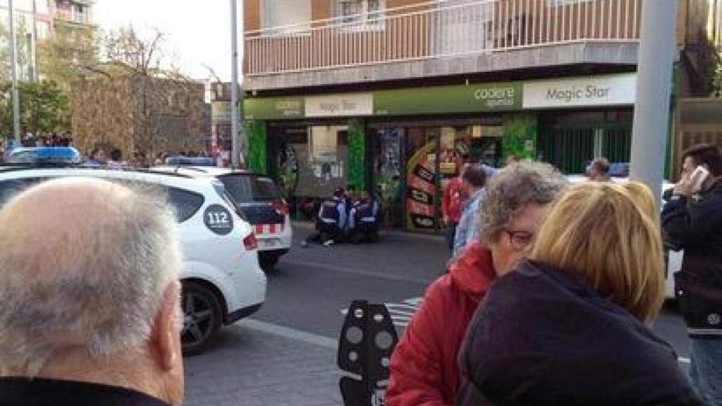 Gente congregada alrededor del tiroteo de Santa Coloma en 2016