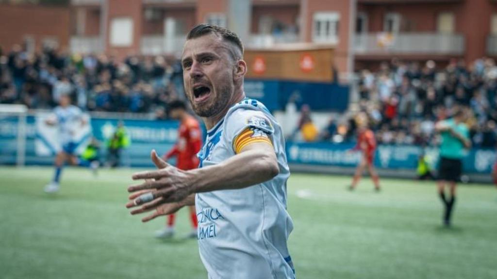 Álex Cano celebrando un gol con el CE Europa
