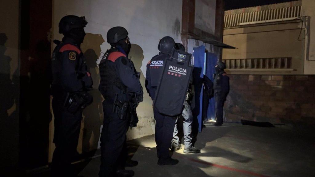 Uno de les registros contra el tráfico de armas y drogas en Barcelona y Girona