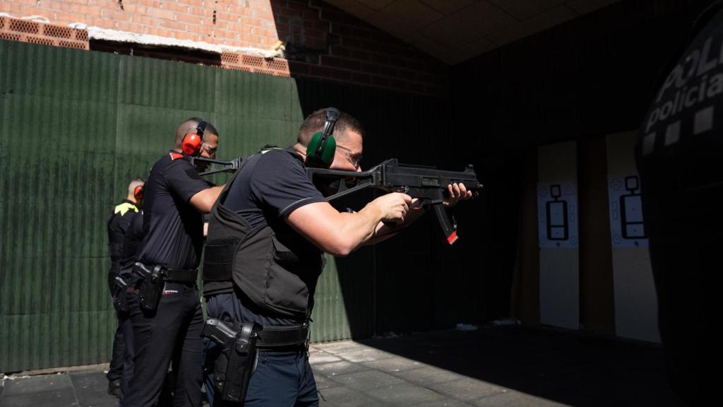 Aspirantes a Mossos d'Esquadra y Guardia Urbana practicando tiro en el ISPC