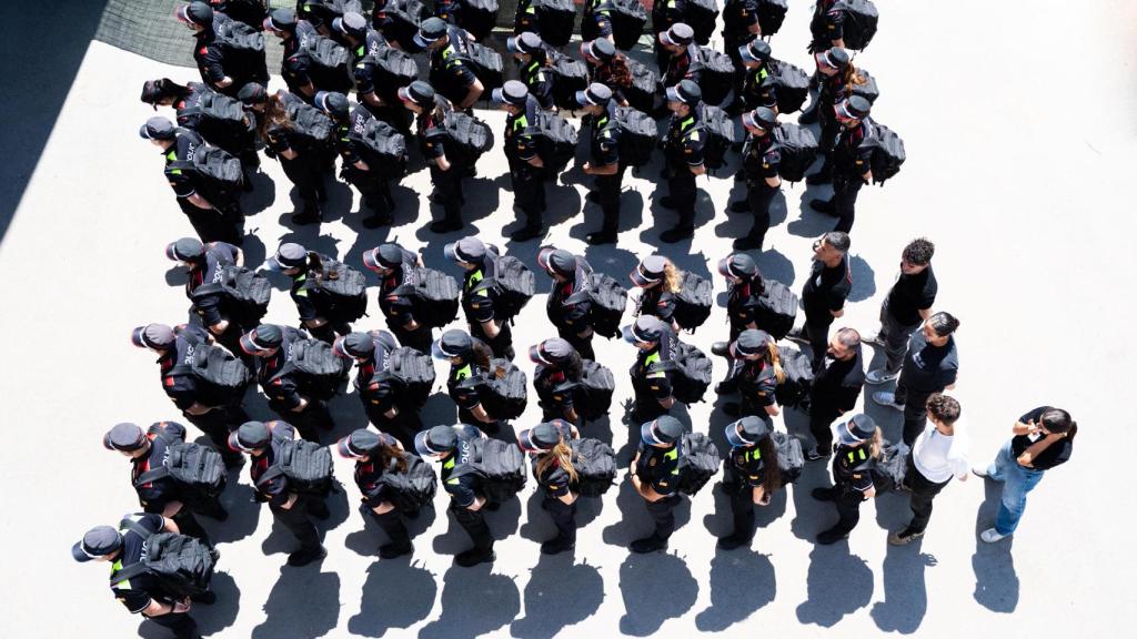 Aspirantes a Mossos d'Esquadra y Guardia Urbana formando en el patio de banderas del ISPC