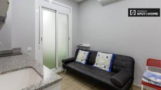 El vergonzoso anuncio de un micropiso en Barcelona: 15 metros cuadrados y sin ventana por 800 euros