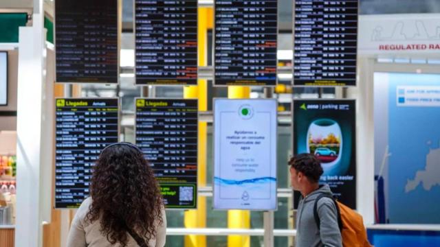 Paneles de llegadas y salidas en la terminal T4 del aeropuerto Adolfo Suárez Madrid Barajas
