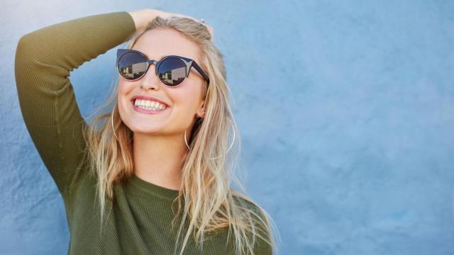 Mujer con gafas de sol