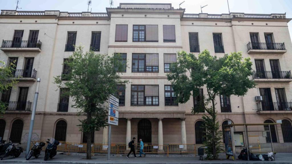 Uno de los dos edificios que todavía perduran de las 'Casernes' de Sant Andreu